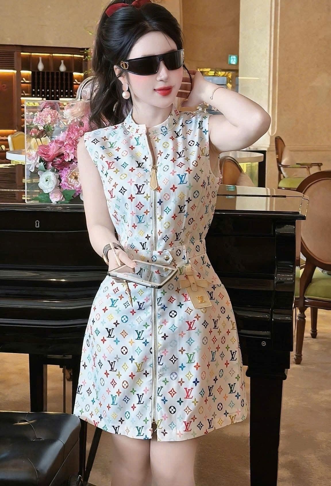 Áo đầm trắng dây kéo giữa họa tiết hãng LV 1