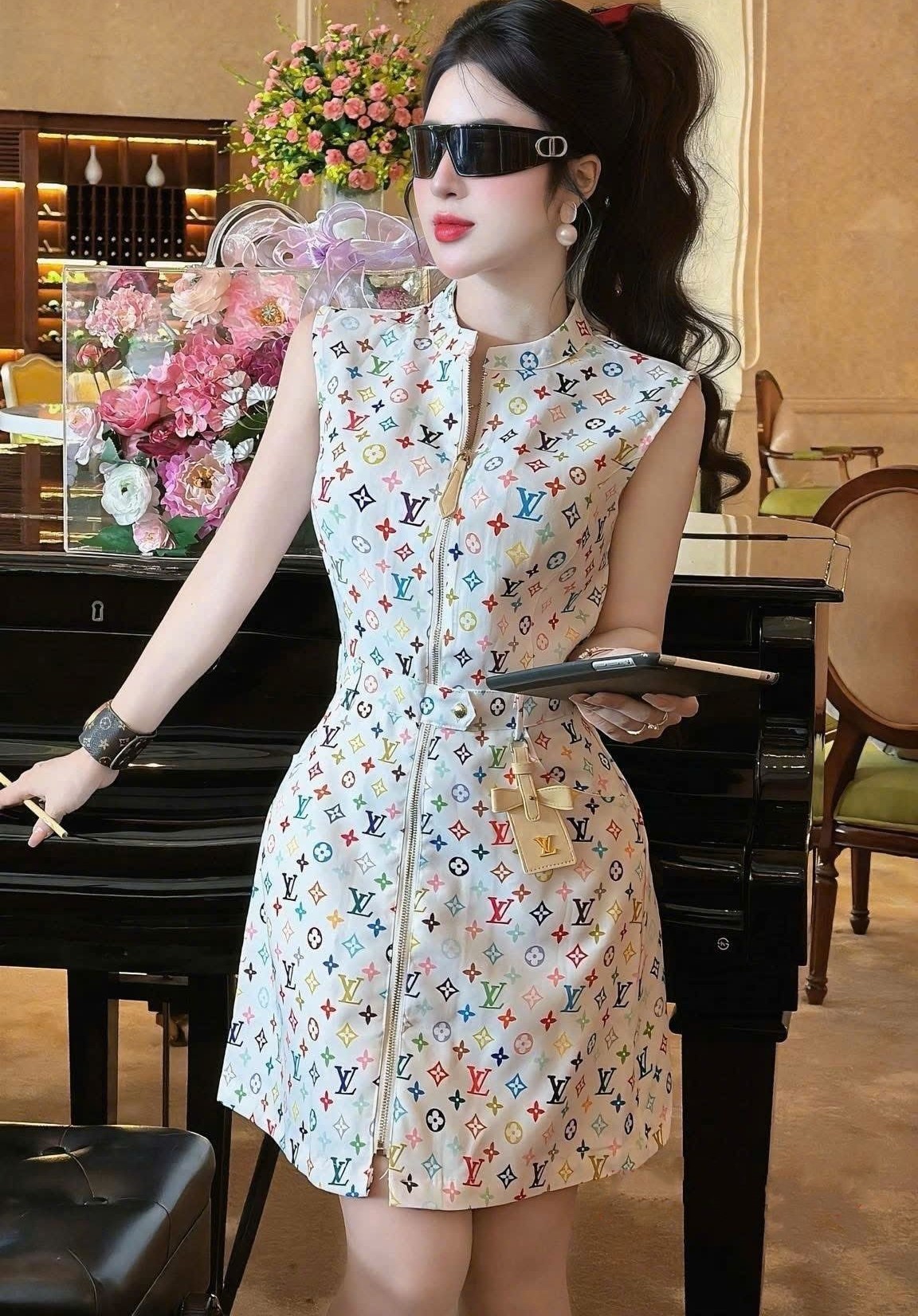 Áo đầm trắng dây kéo giữa họa tiết hãng LV 4