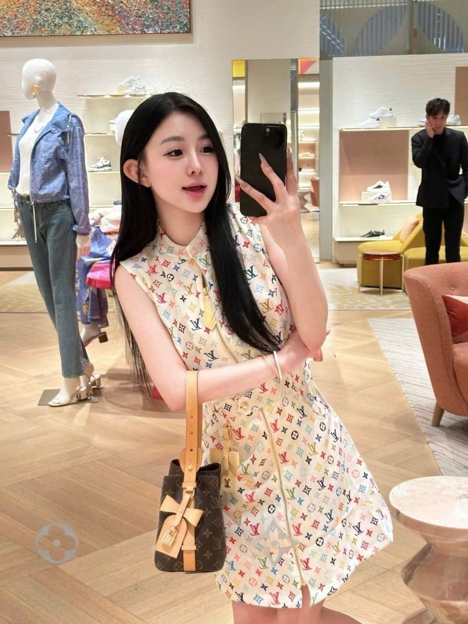 Áo đầm trắng dây kéo giữa họa tiết hãng LV 2