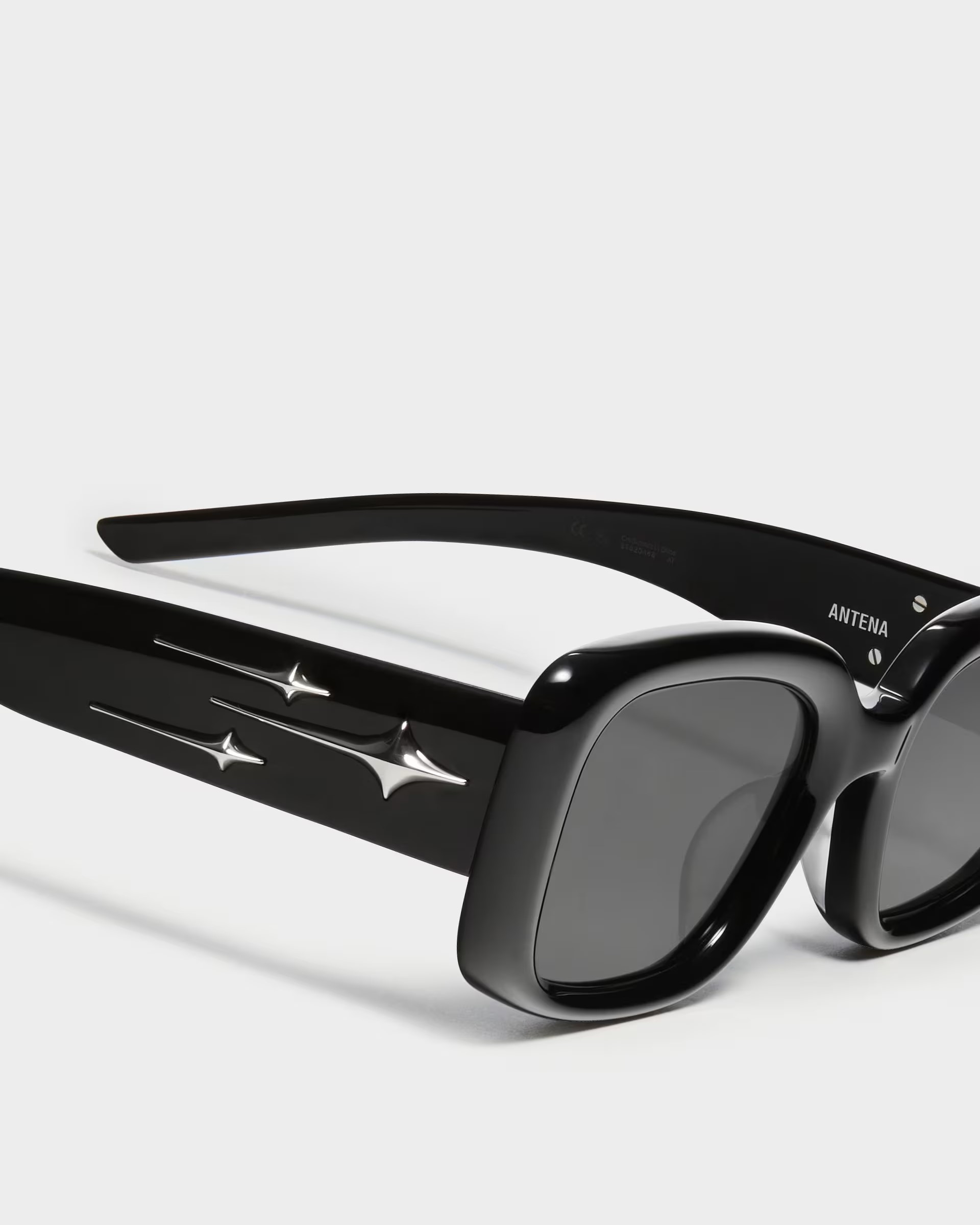 Kính mát Gentle Monster Antena 01 Bold Black Acetate Frame 5