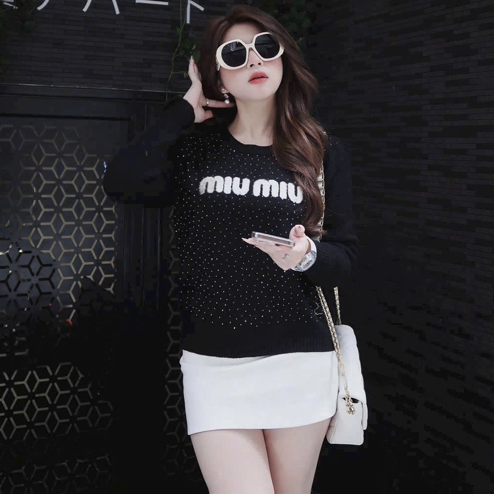Áo nữ dài tay cổ tròn đính đá logo trắng Miu Miu 1