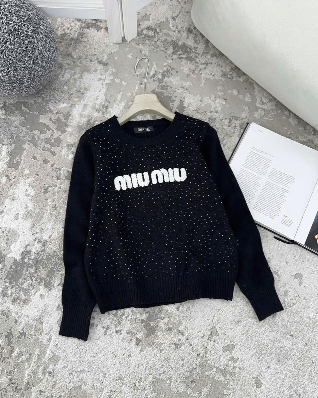 Áo nữ dài tay cổ tròn đính đá logo trắng Miu Miu 3