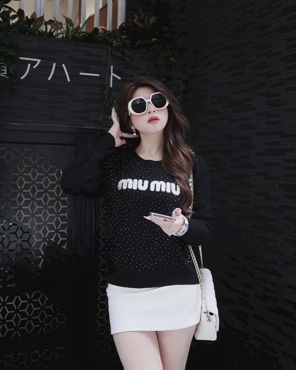 Áo nữ dài tay cổ tròn đính đá logo trắng Miu Miu 5