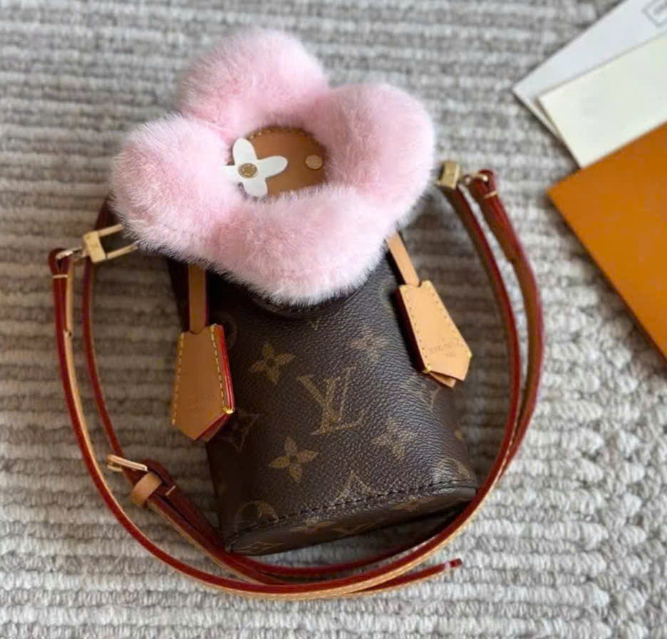 Túi đeo điện thoại Louis Vuitton LV Xmas Vivienne Phone Pouch Monogram Azure Frost M12269 5