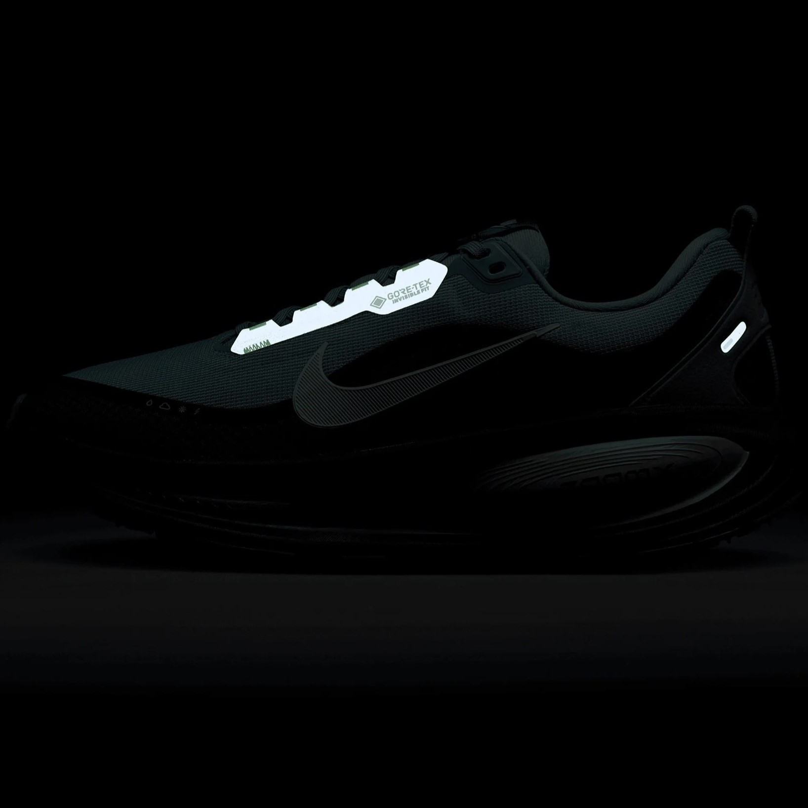 Giày thể thao Nike Vomero 18 Road Running Shoes With Reflective Accents Seaweed HQ7001-300 2