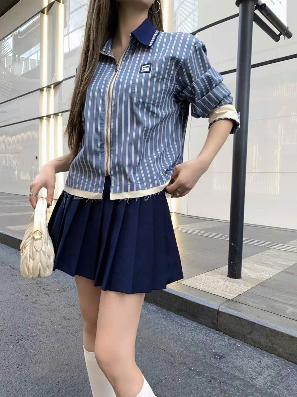 Áo sọc đứng xanh dương phối trắng thời trang Miu Miu 11