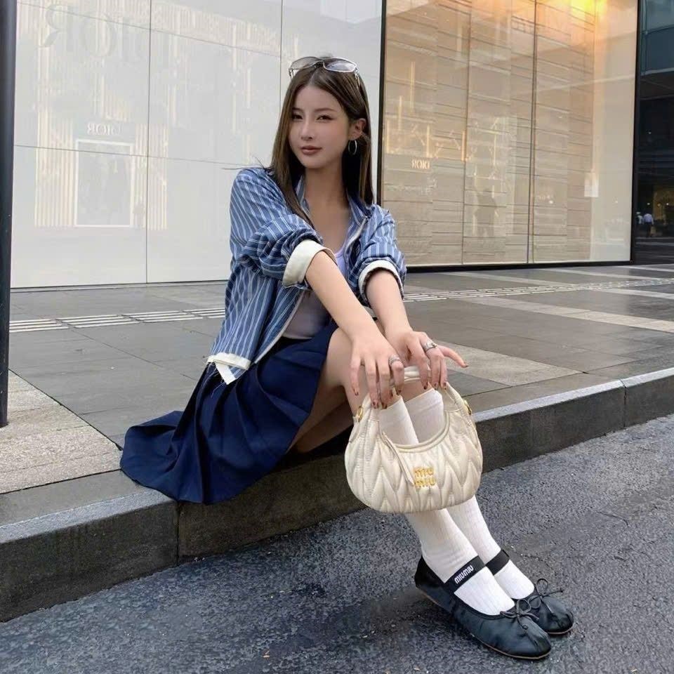 Áo sọc đứng xanh dương phối trắng thời trang Miu Miu 12