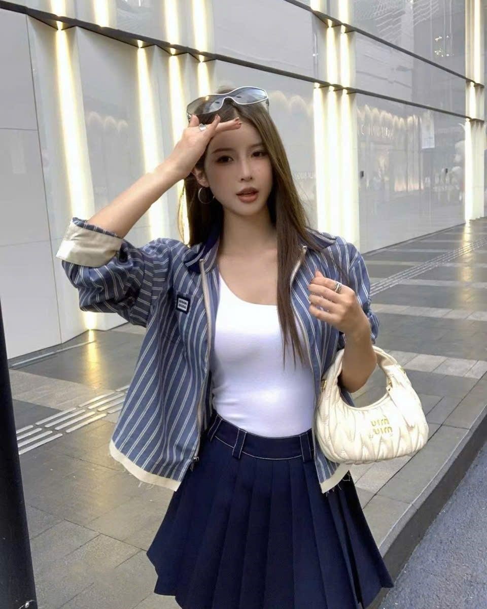 Áo sọc đứng xanh dương phối trắng thời trang Miu Miu 13