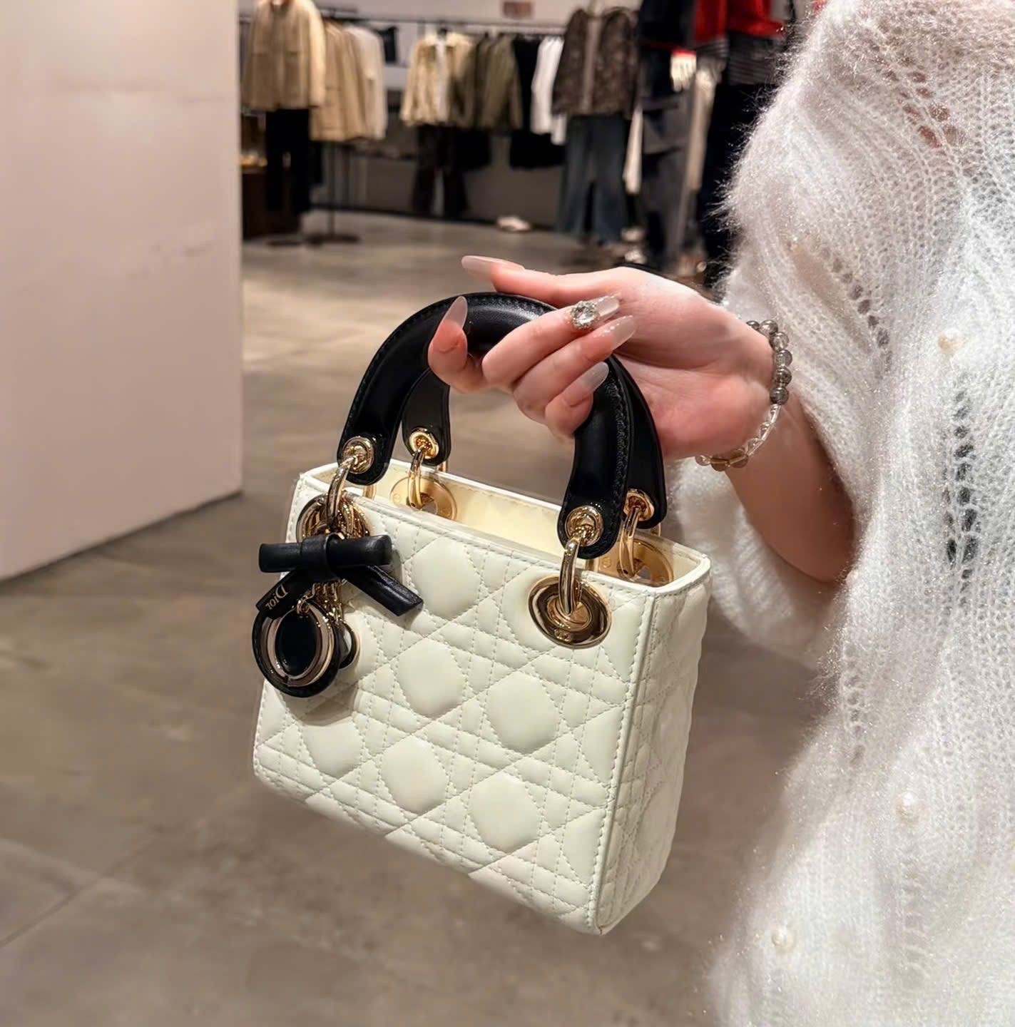Túi xách trắng quai đen Mini Lady Dior Bag with Chain Latte and Black Cannage Lambskin 6