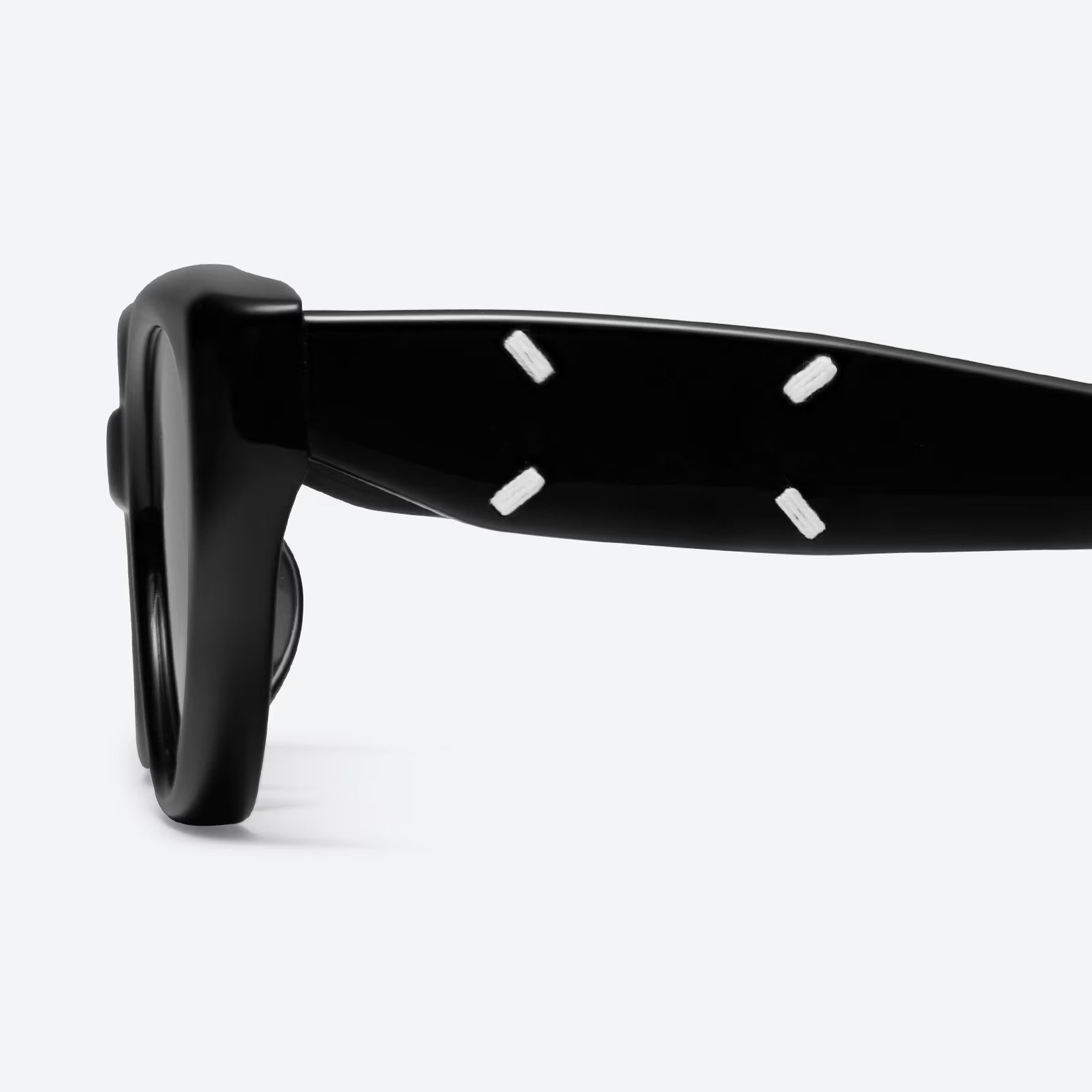 KÍNH MÁT GENTLE MONSTER MAISON MARGIELA MM108 01 BLACK LENSES CAT-EYE SHAPE BLACK ACETATE FRAME 1