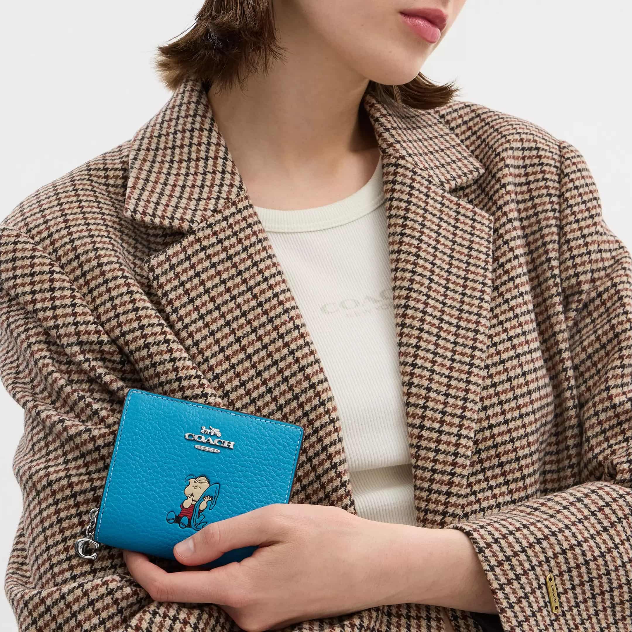 Ví ngắn cầm tay Coach X Peanuts Snap Wallet With Linus Parrot Blue Multi CBN91 2