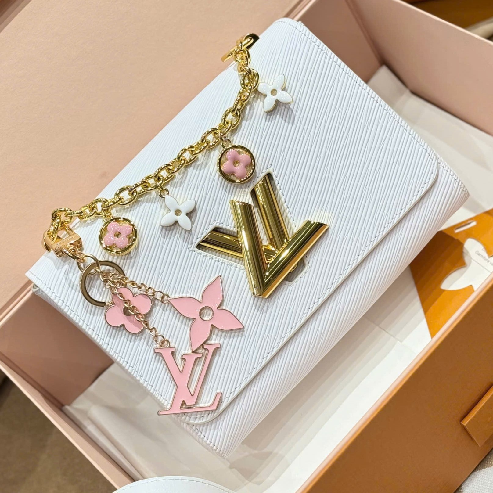 Túi đeo chéo nữ Louis Vuitton Twist MM Optic White 1