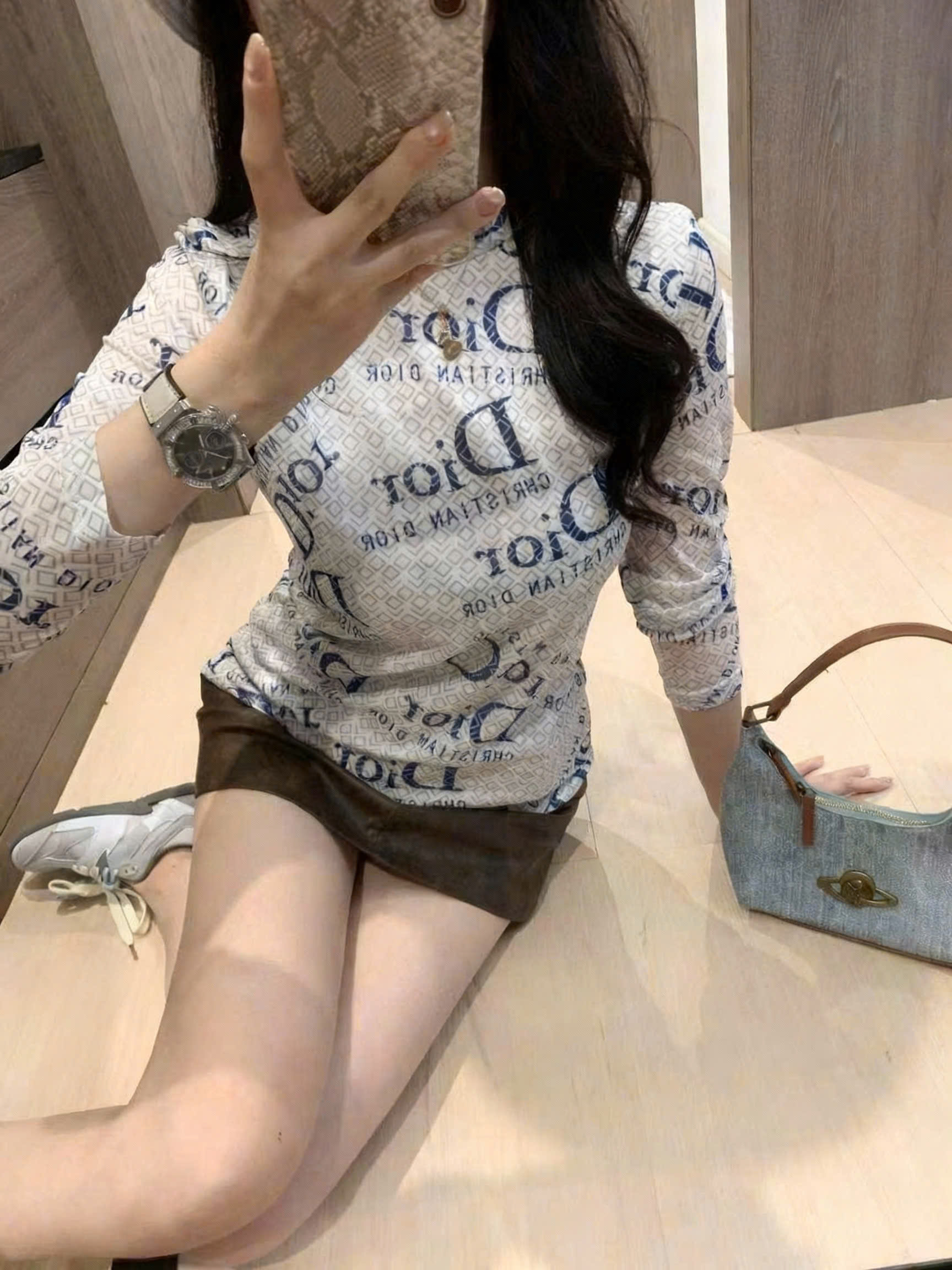 Áo thun nữ dáng ôm cổ lọ Dior 4