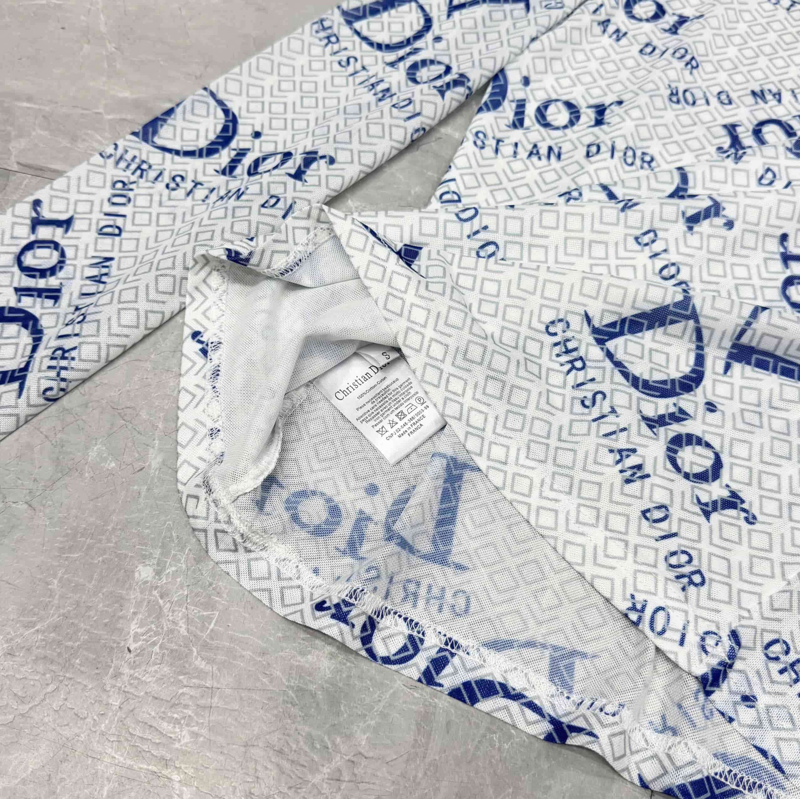 Áo thun nữ dáng ôm cổ lọ Dior 5