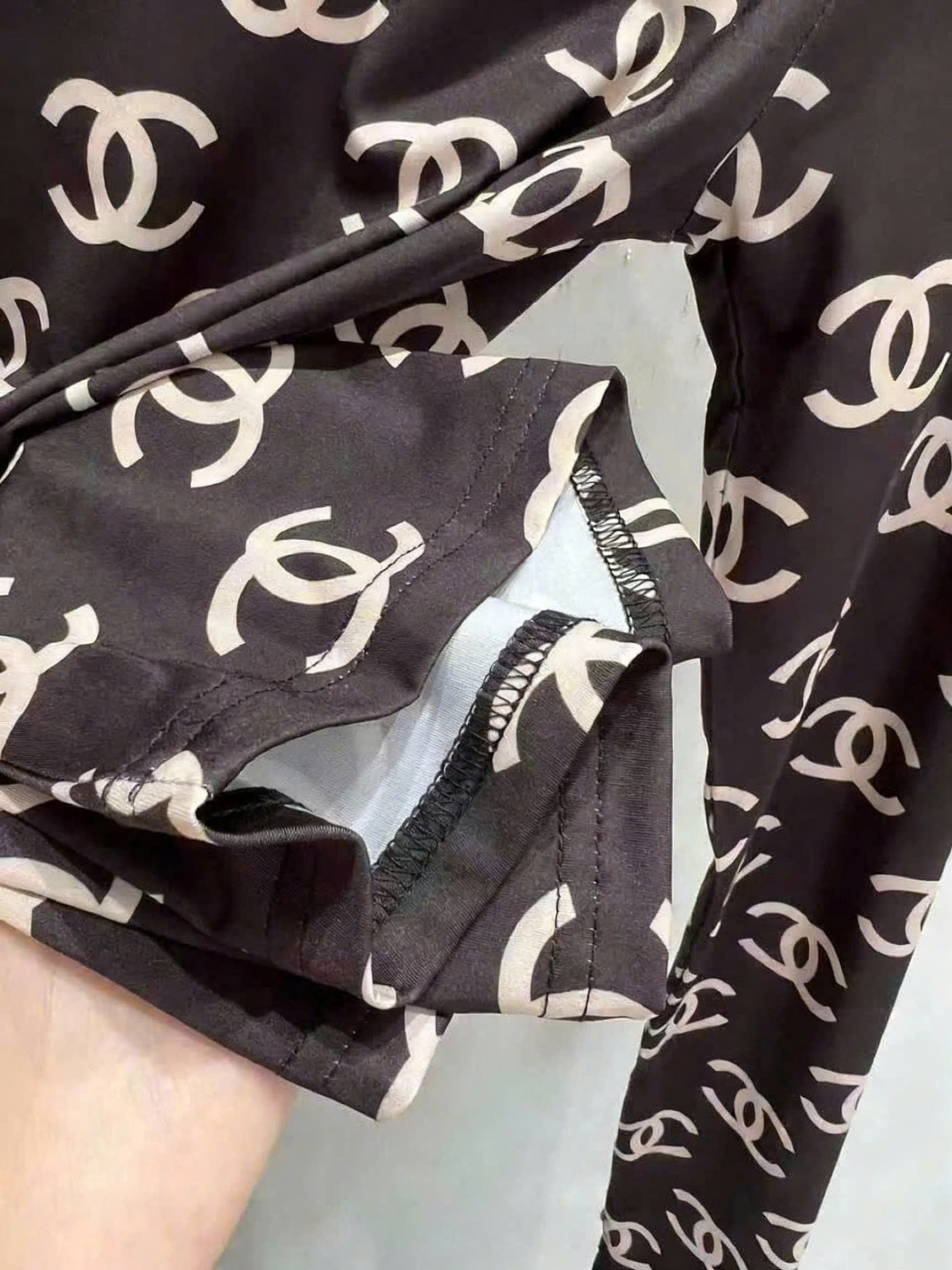 Áo thun nữ màu nâu giữ nhiệt họa tiết hãng Chanel 1
