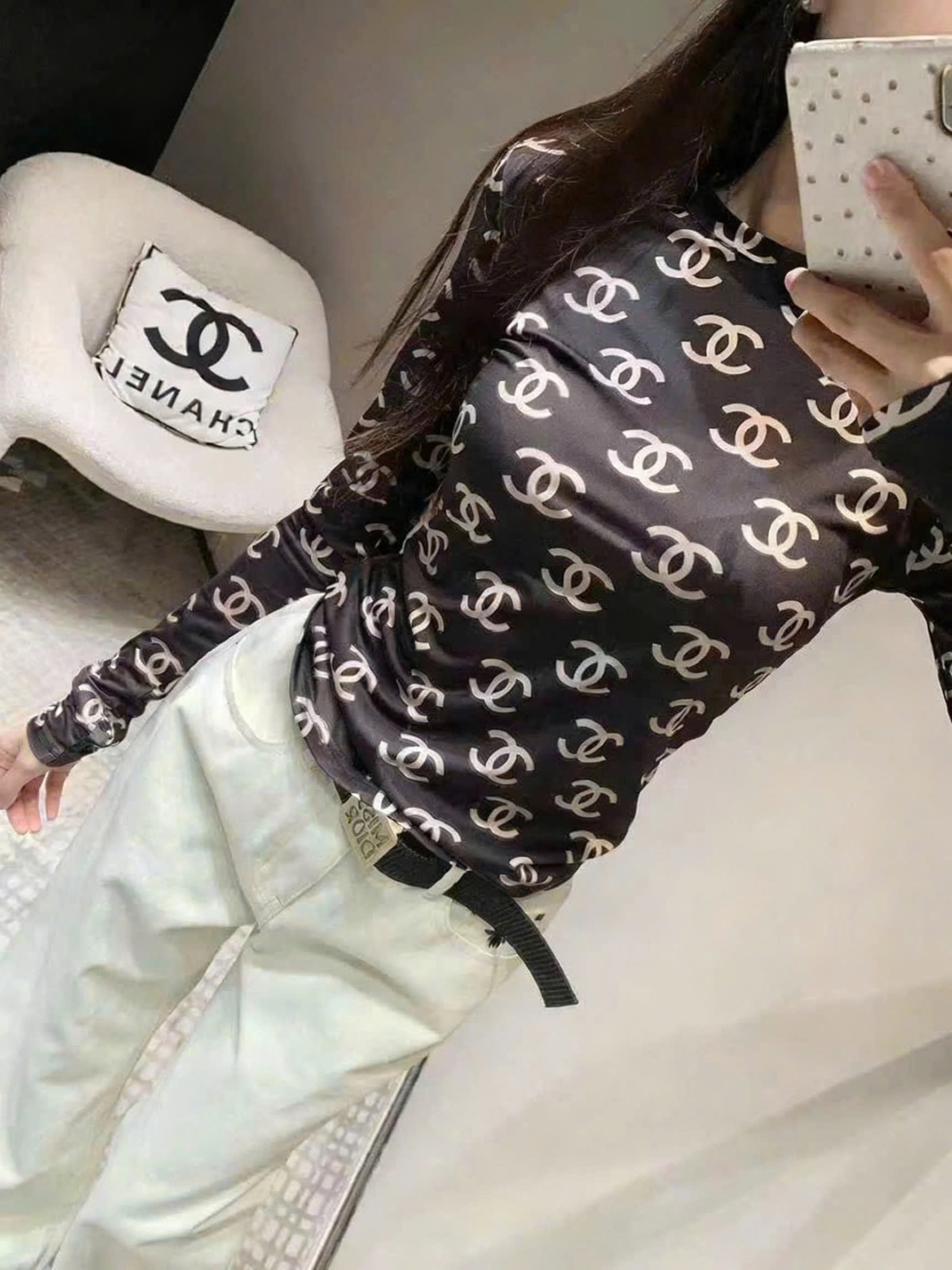 Áo thun nữ màu nâu giữ nhiệt họa tiết hãng Chanel 2