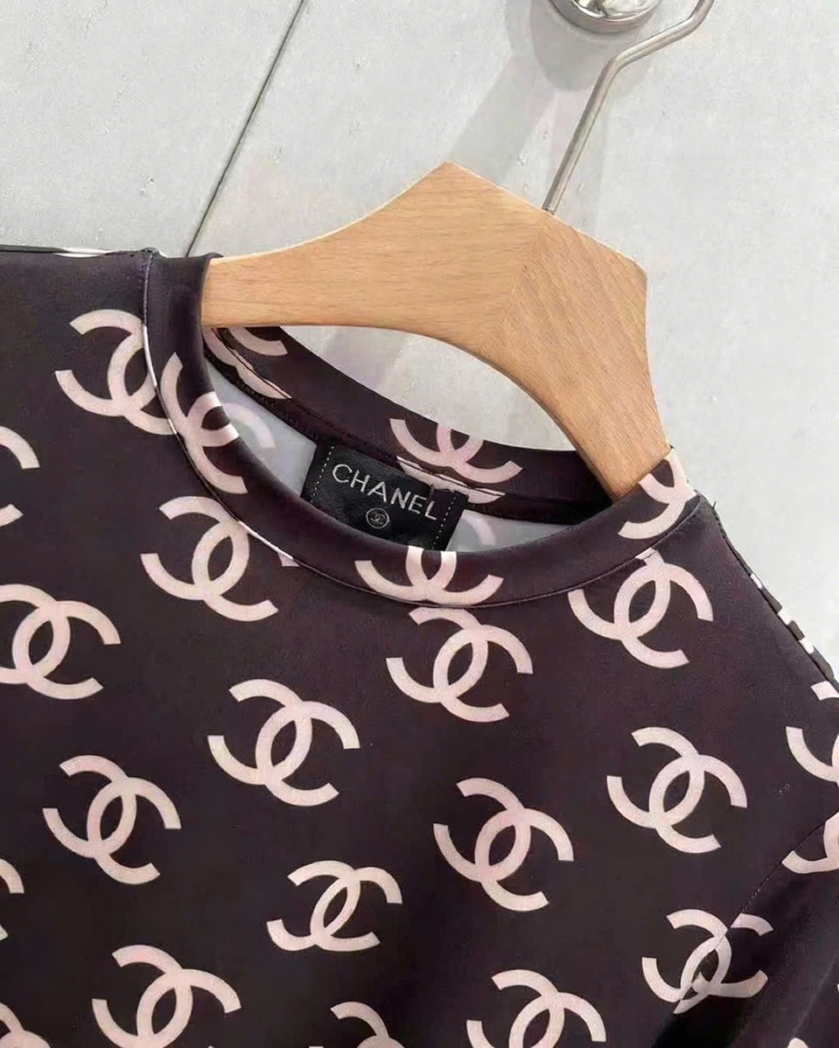 Áo thun nữ màu nâu giữ nhiệt họa tiết hãng Chanel 4