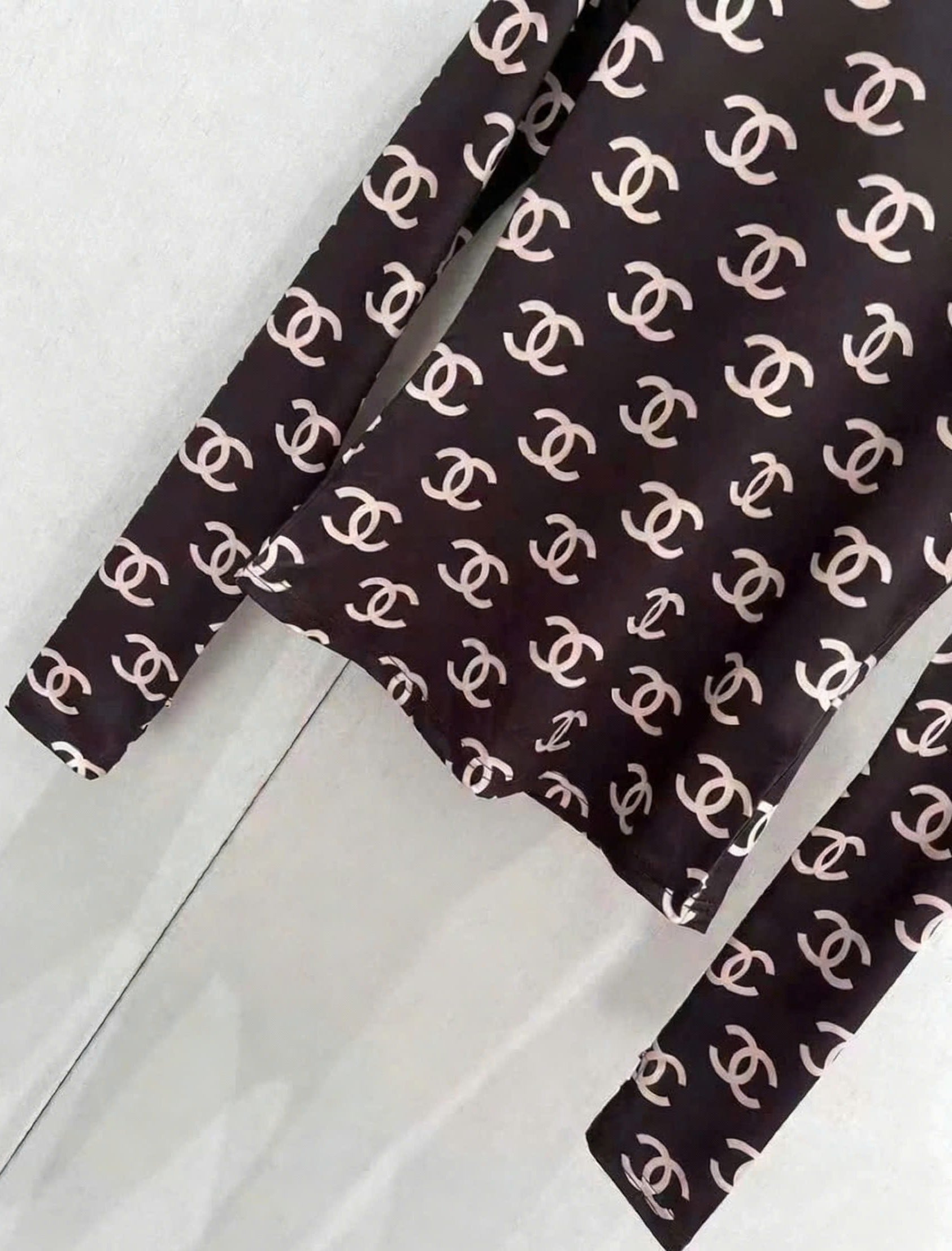 Áo thun nữ màu nâu giữ nhiệt họa tiết hãng Chanel 6