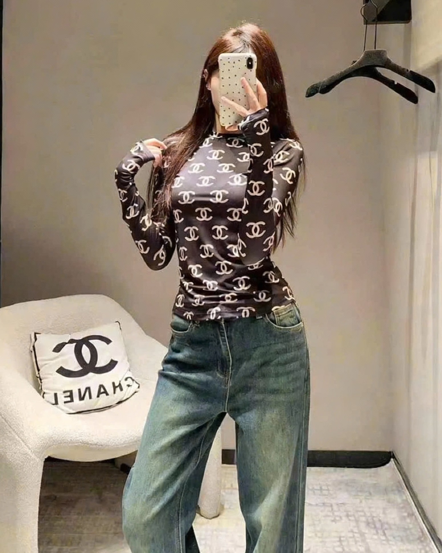 Áo thun nữ màu nâu giữ nhiệt họa tiết hãng Chanel 3