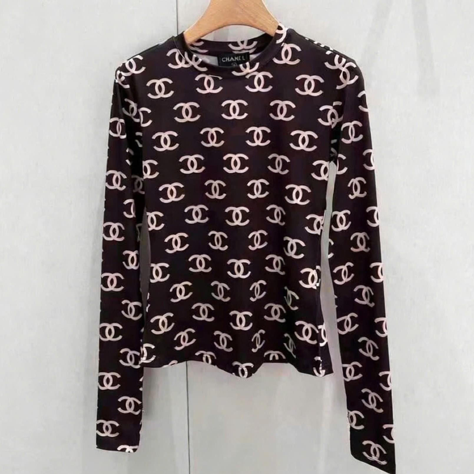 Áo thun nữ màu nâu giữ nhiệt họa tiết hãng Chanel 7
