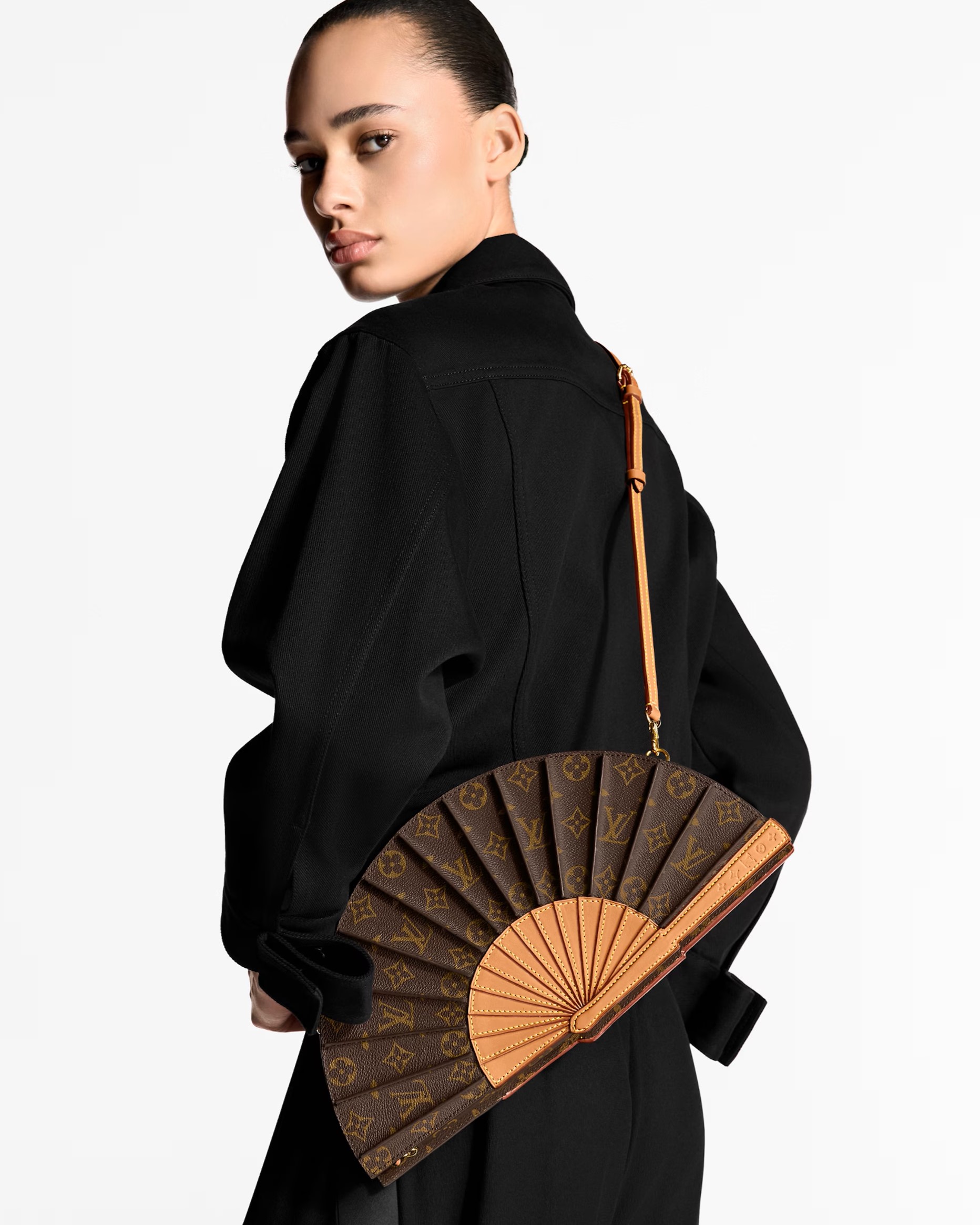 Túi đeo chéo Louis Vuitton LV Fan Monogram Canvas Bag M14804 8