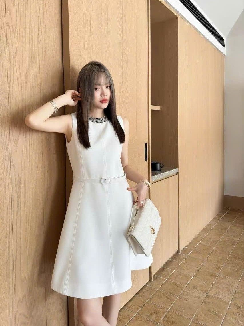 Đầm trắng thời trang sát nách Dior dáng xòe 6