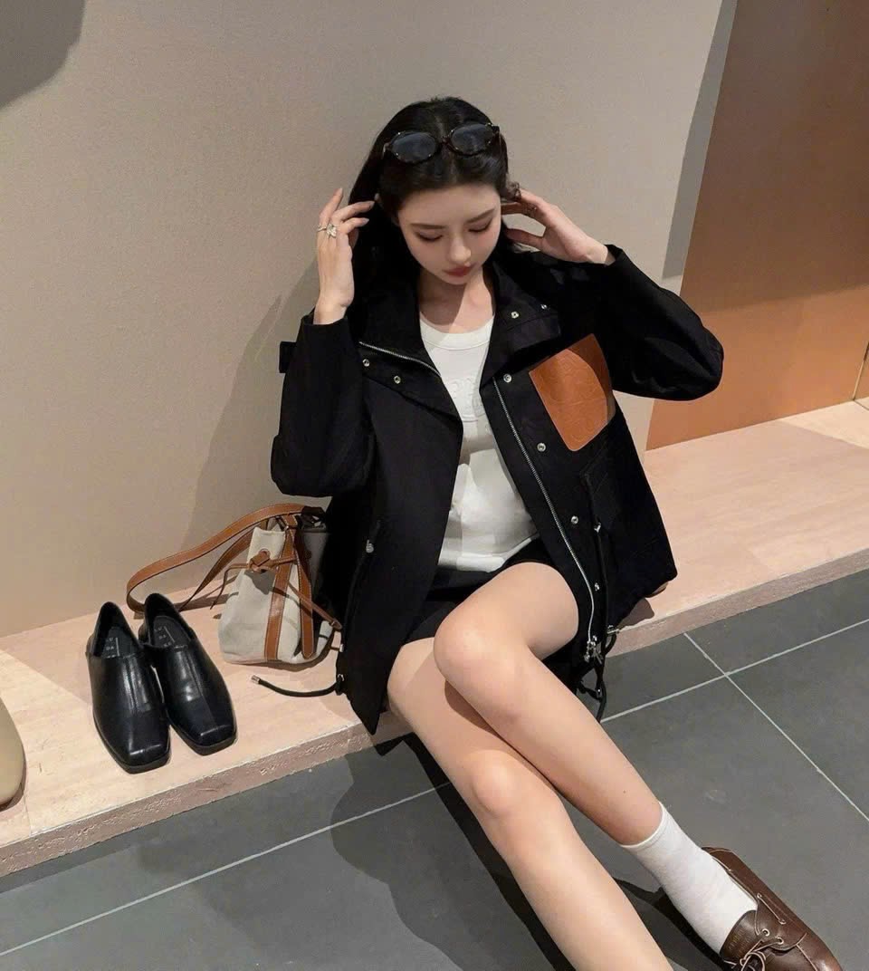 Áo khoác vàng đen nhiều túi Loewe 2