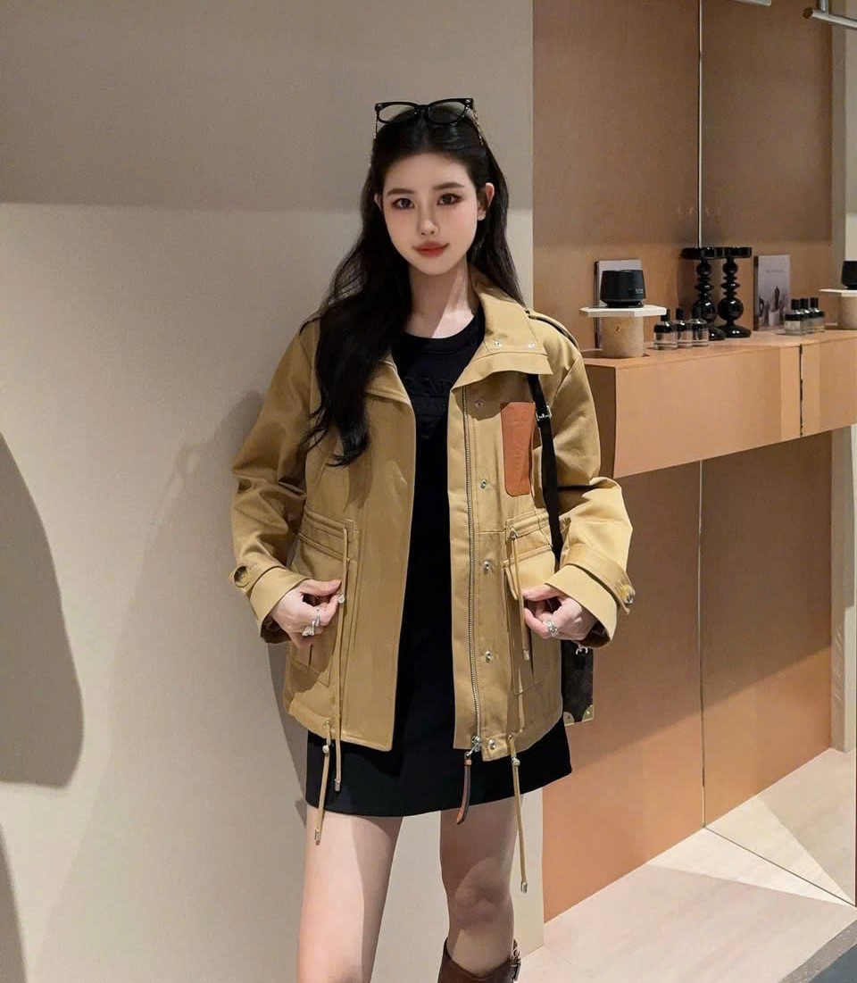 Áo khoác vàng đen nhiều túi Loewe 7