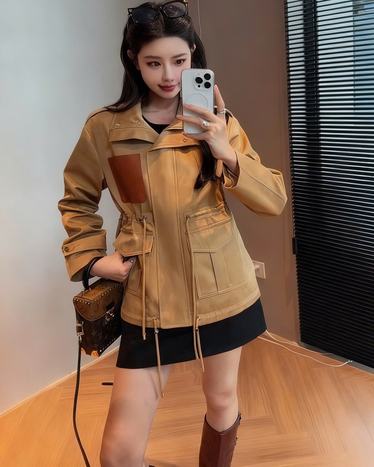 Áo khoác vàng đen nhiều túi Loewe 8