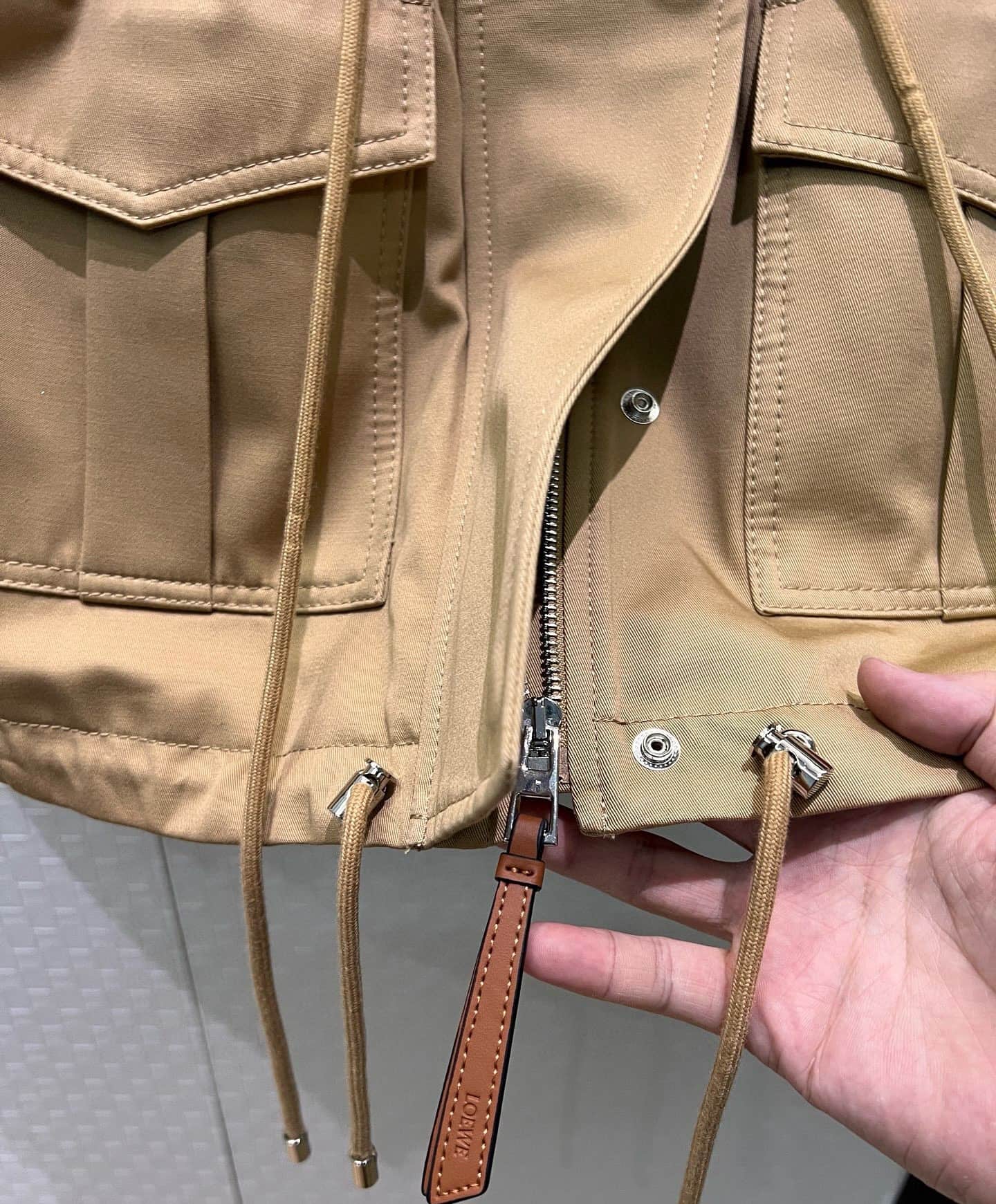 Áo khoác vàng đen nhiều túi Loewe 9