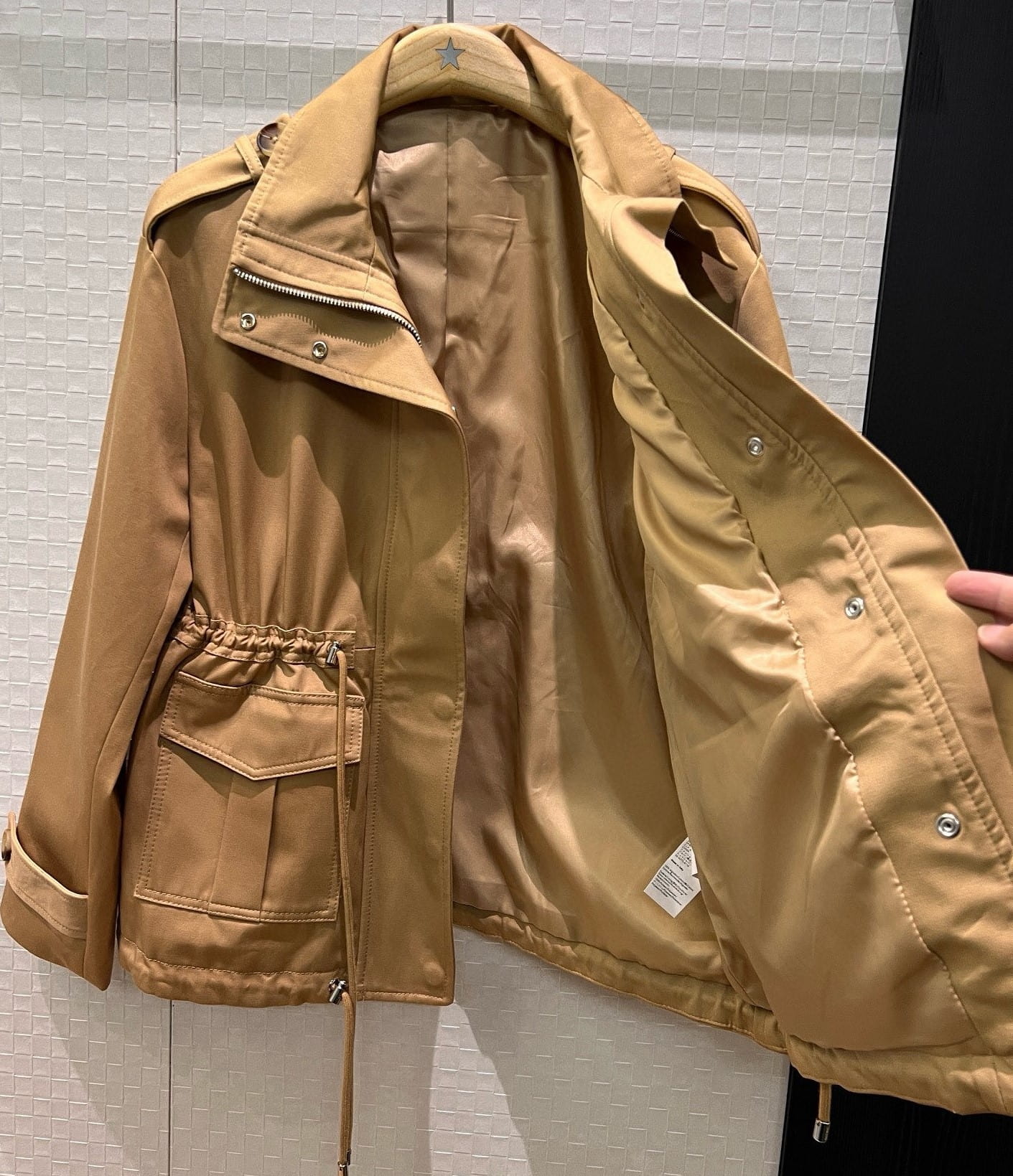 Áo khoác vàng đen nhiều túi Loewe 10