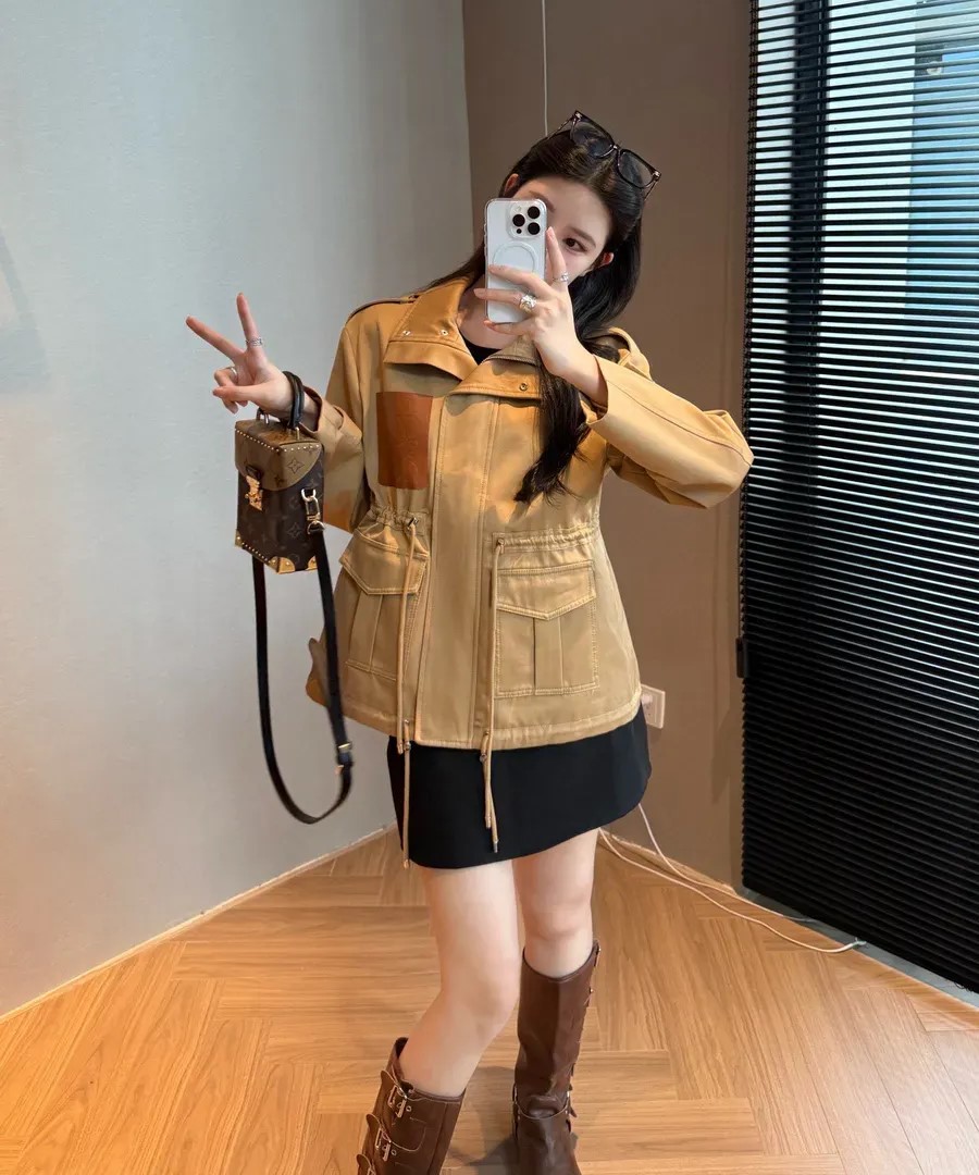 Áo khoác vàng đen nhiều túi Loewe 13