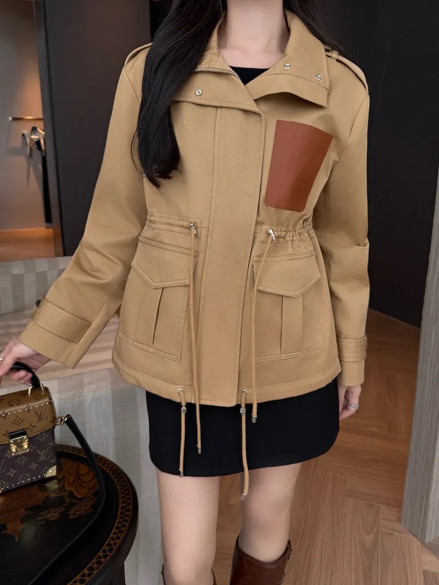 Áo khoác vàng đen nhiều túi Loewe 17
