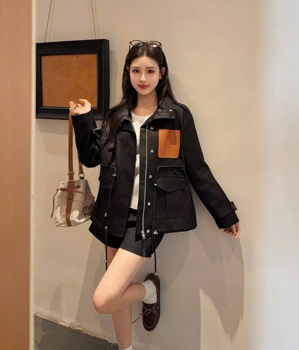 Áo khoác vàng đen nhiều túi Loewe 18