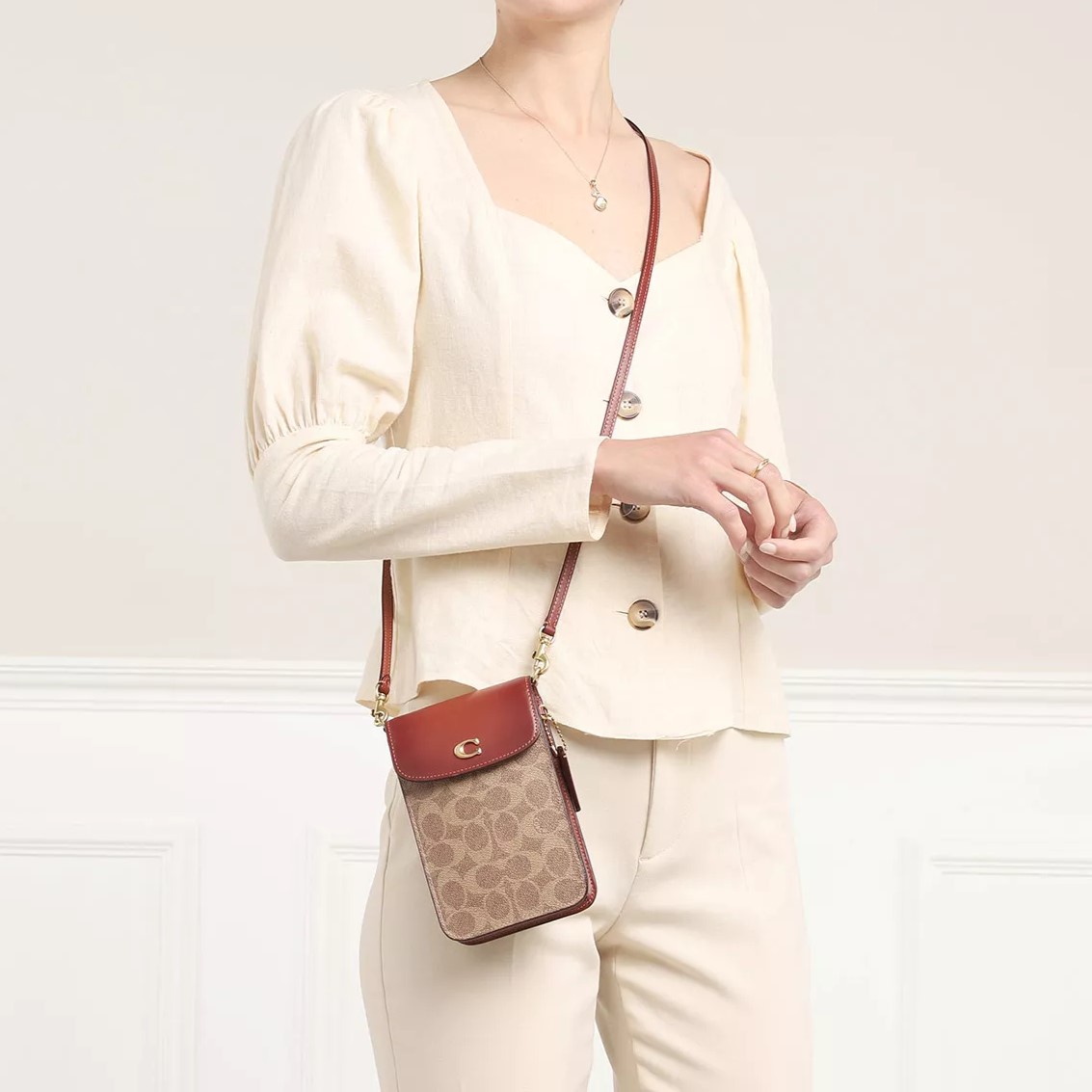 Túi điện thoại nâu nấp đỏ Coach Phone Crossbody In Signature Canvas CJ355 4