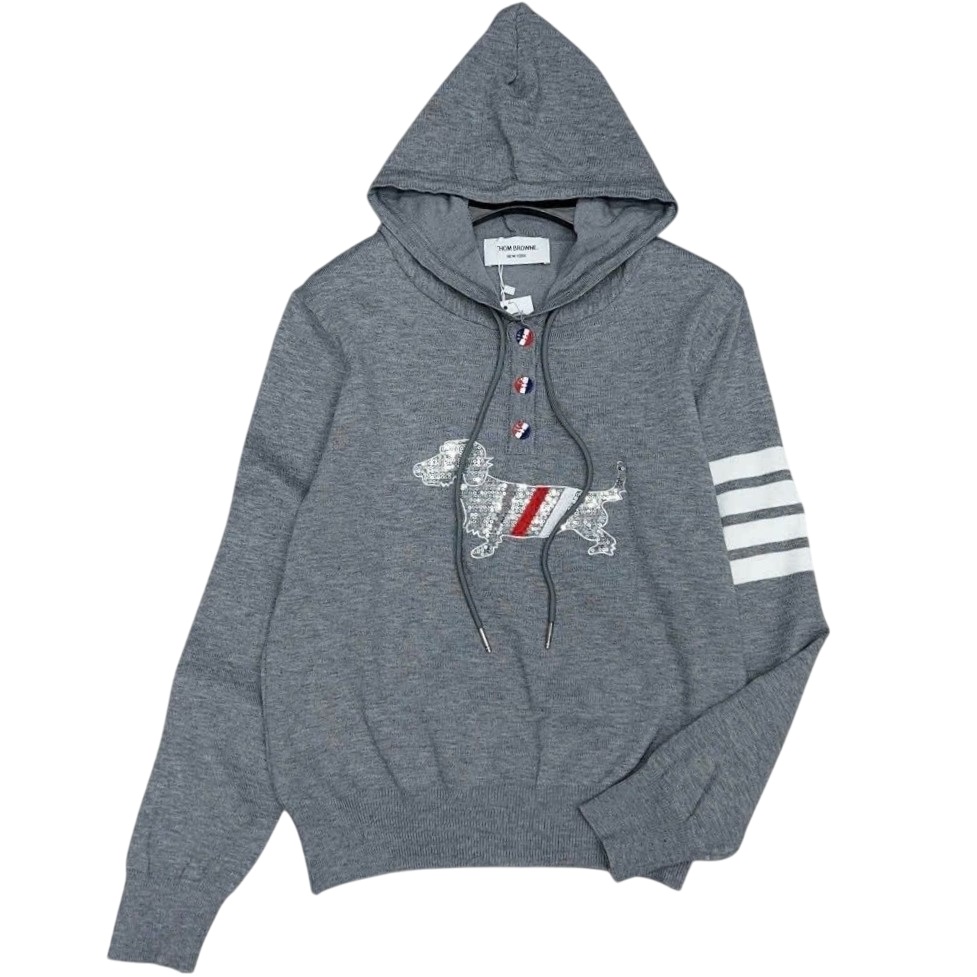 Set áo nón chú chó váy ngắn xếp ly thời trang Thom Browne 1