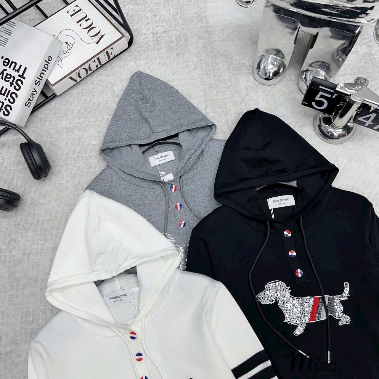 Set áo nón chú chó váy ngắn xếp ly thời trang Thom Browne 5