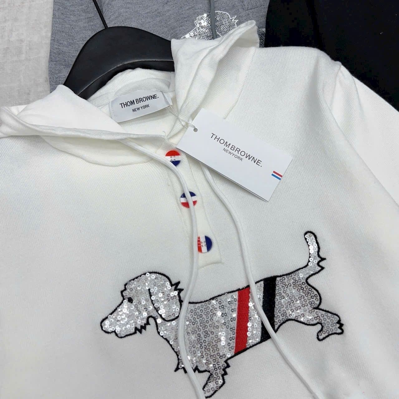 Set áo nón chú chó váy ngắn xếp ly thời trang Thom Browne 7