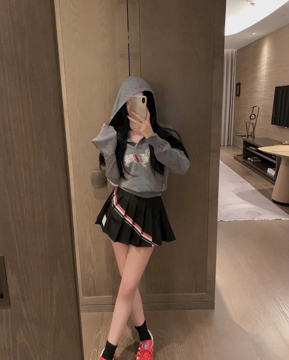 Set áo nón chú chó váy ngắn xếp ly thời trang Thom Browne 8