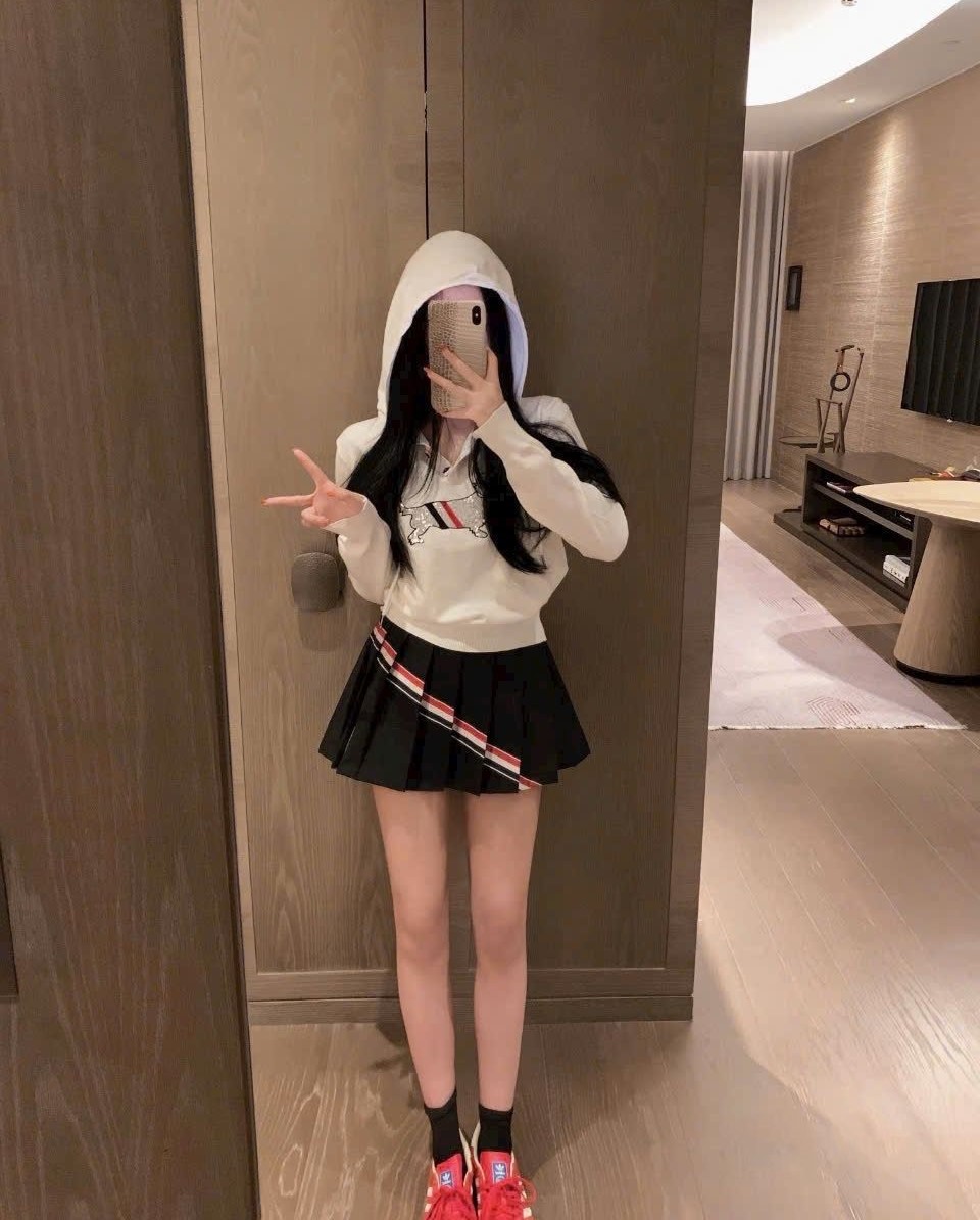 Set áo nón chú chó váy ngắn xếp ly thời trang Thom Browne 14