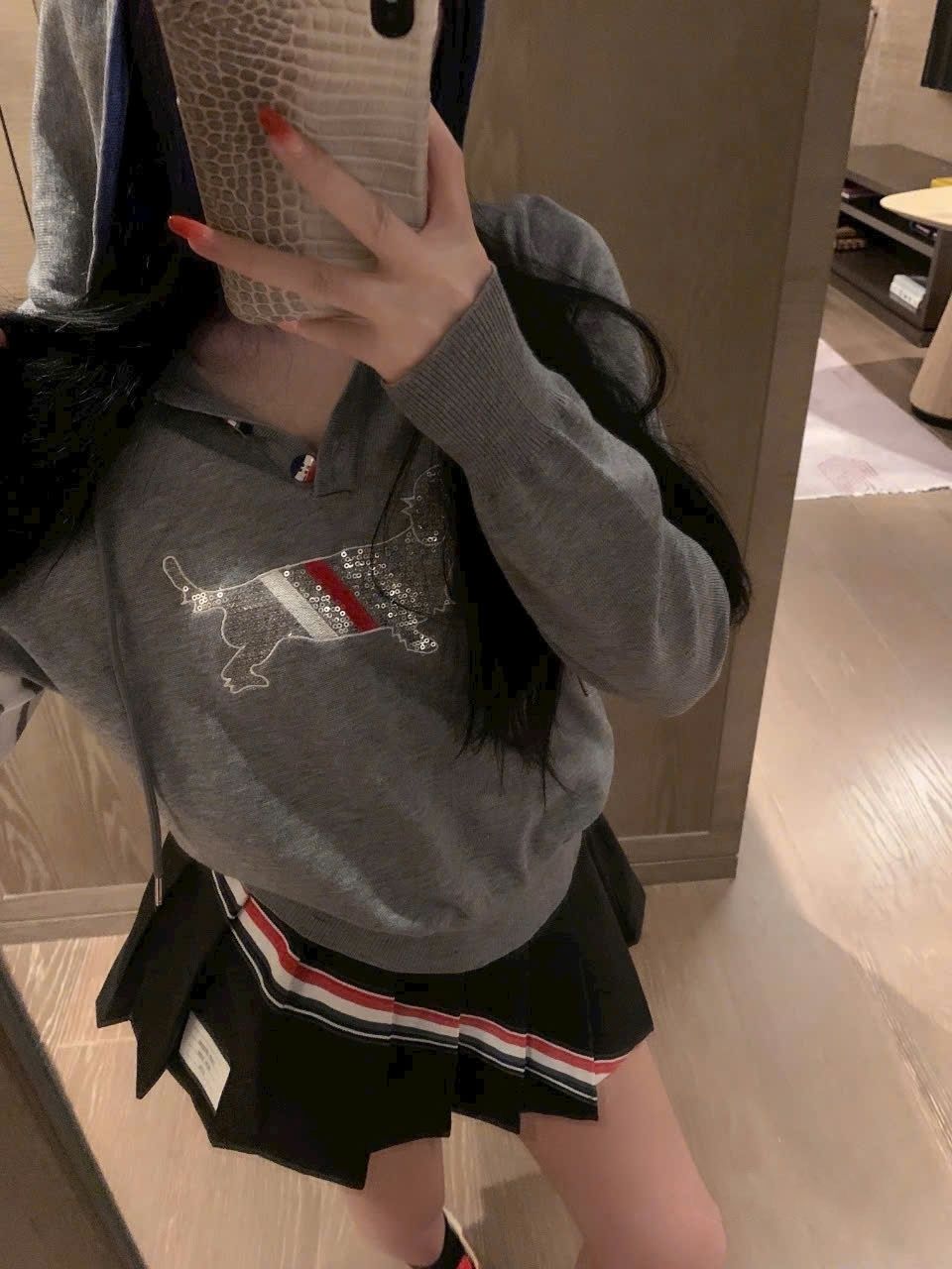 Set áo nón chú chó váy ngắn xếp ly thời trang Thom Browne 15