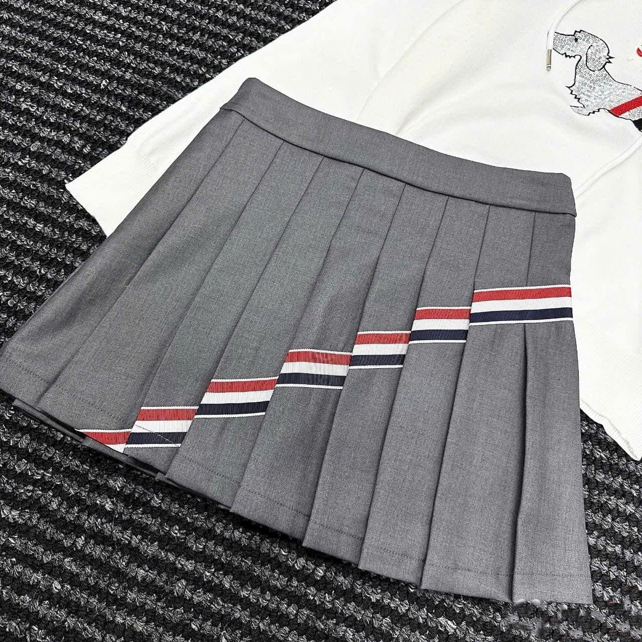 Set áo nón chú chó váy ngắn xếp ly thời trang Thom Browne 17