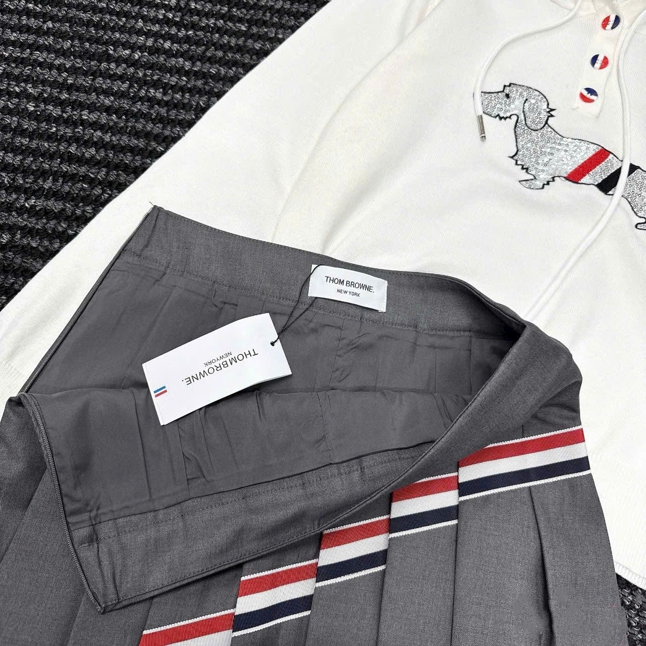 Set áo nón chú chó váy ngắn xếp ly thời trang Thom Browne 18