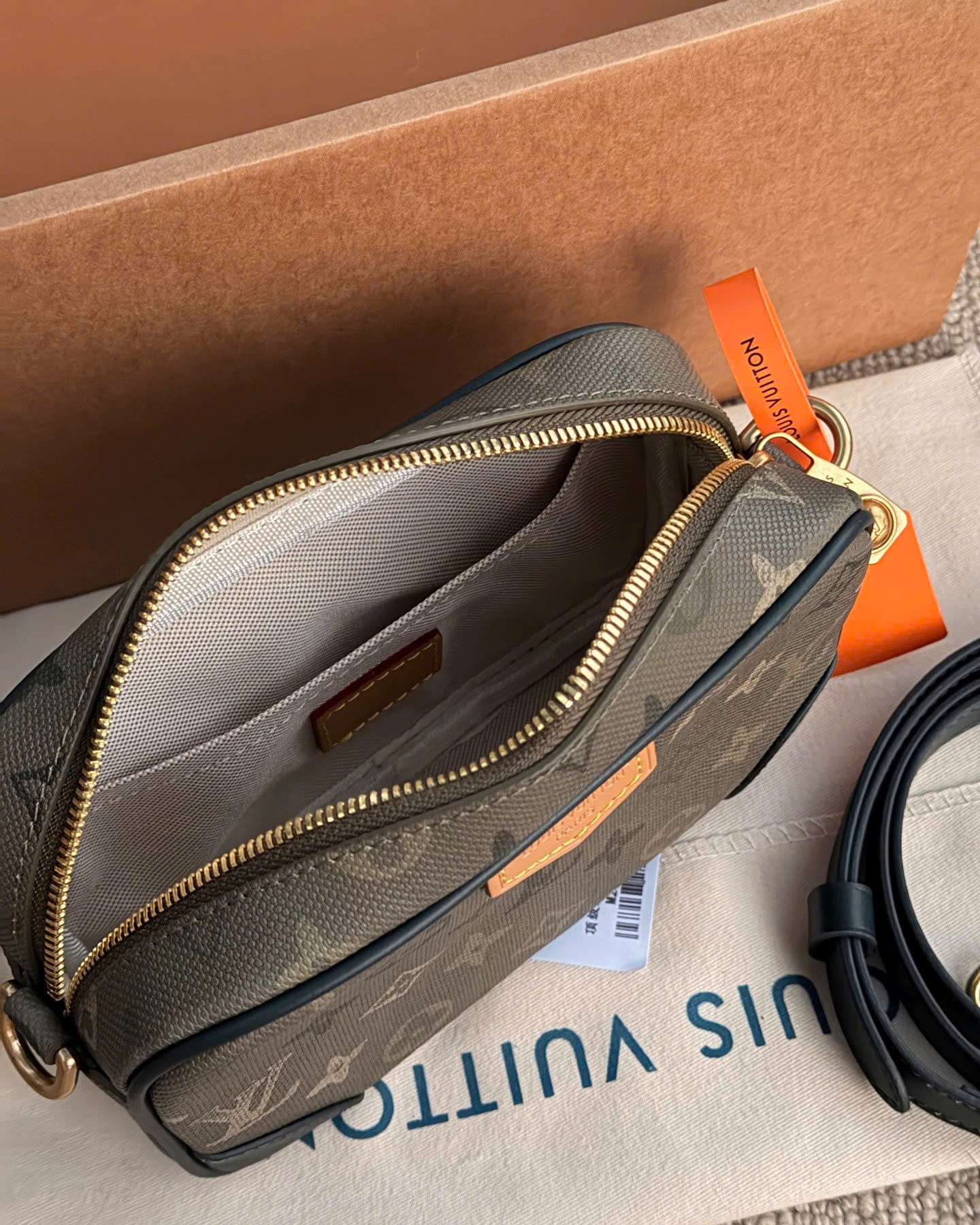 Túi đeo chéo nam dáng hộp Louis Vuitton Trocadéro Wearable Wallet M26937 4