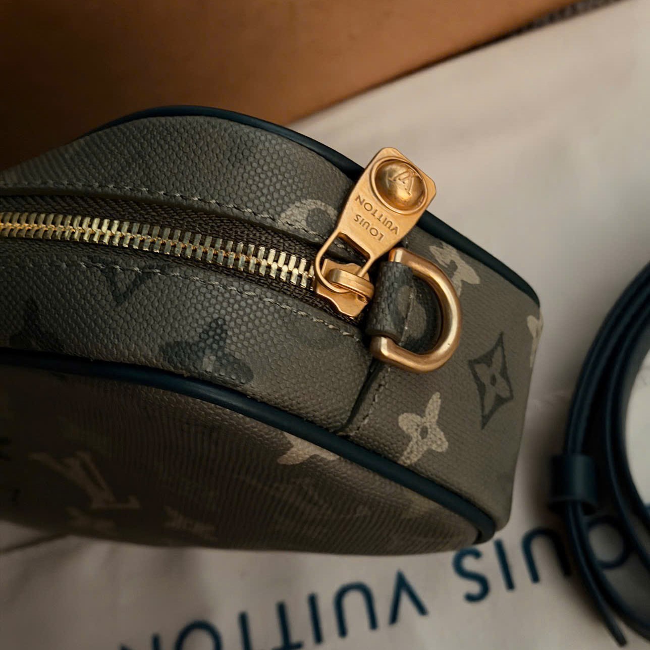 Túi đeo chéo nam dáng hộp Louis Vuitton Trocadéro Wearable Wallet M26937 6
