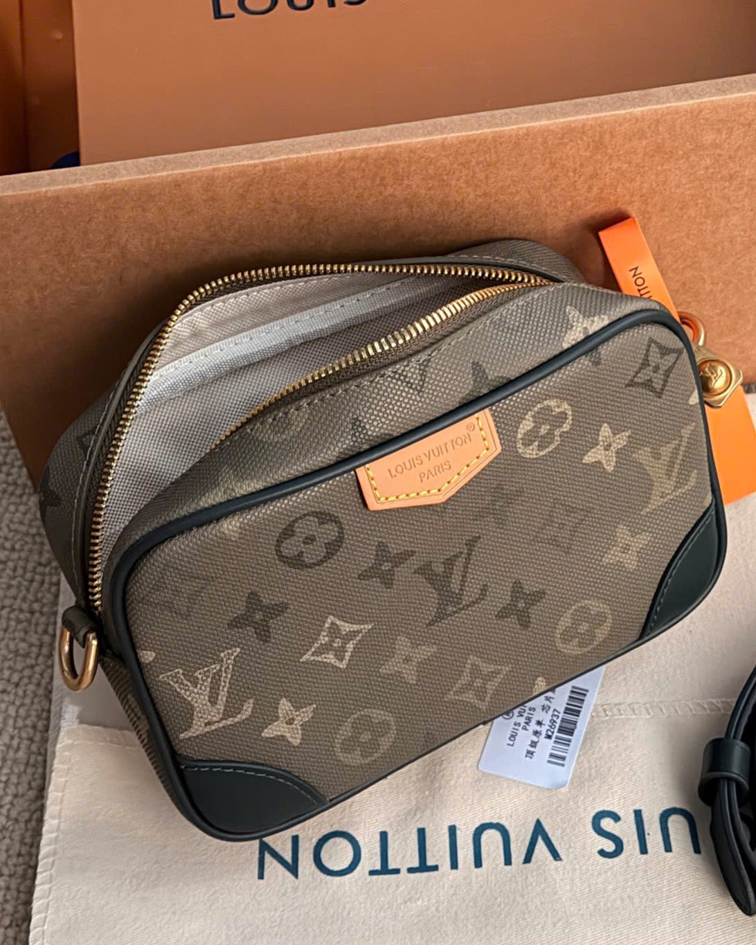 Túi đeo chéo nam dáng hộp Louis Vuitton Trocadéro Wearable Wallet M26937 8