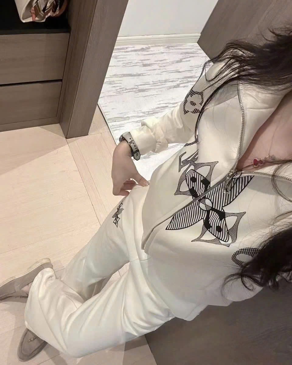 Combo áo kem họa tiết đen quần dài suông LV 2