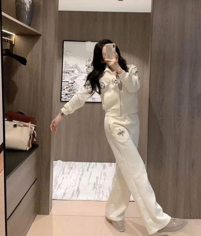 Combo áo kem họa tiết đen quần dài suông LV 3
