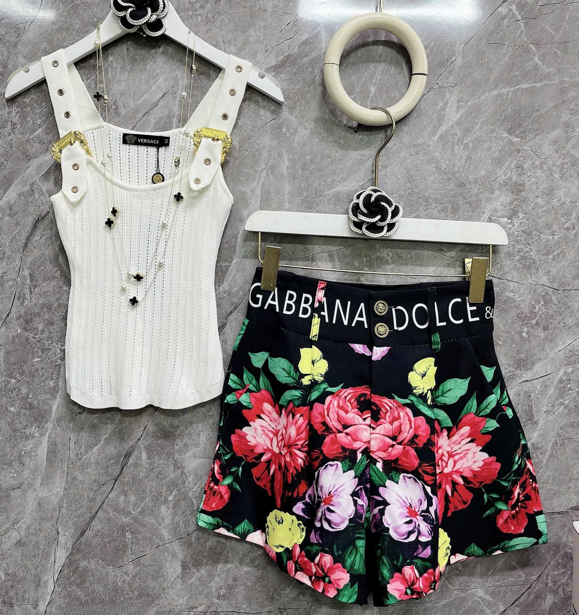 Combo áo thun hai dây Versace với quần short hoa D&G 6
