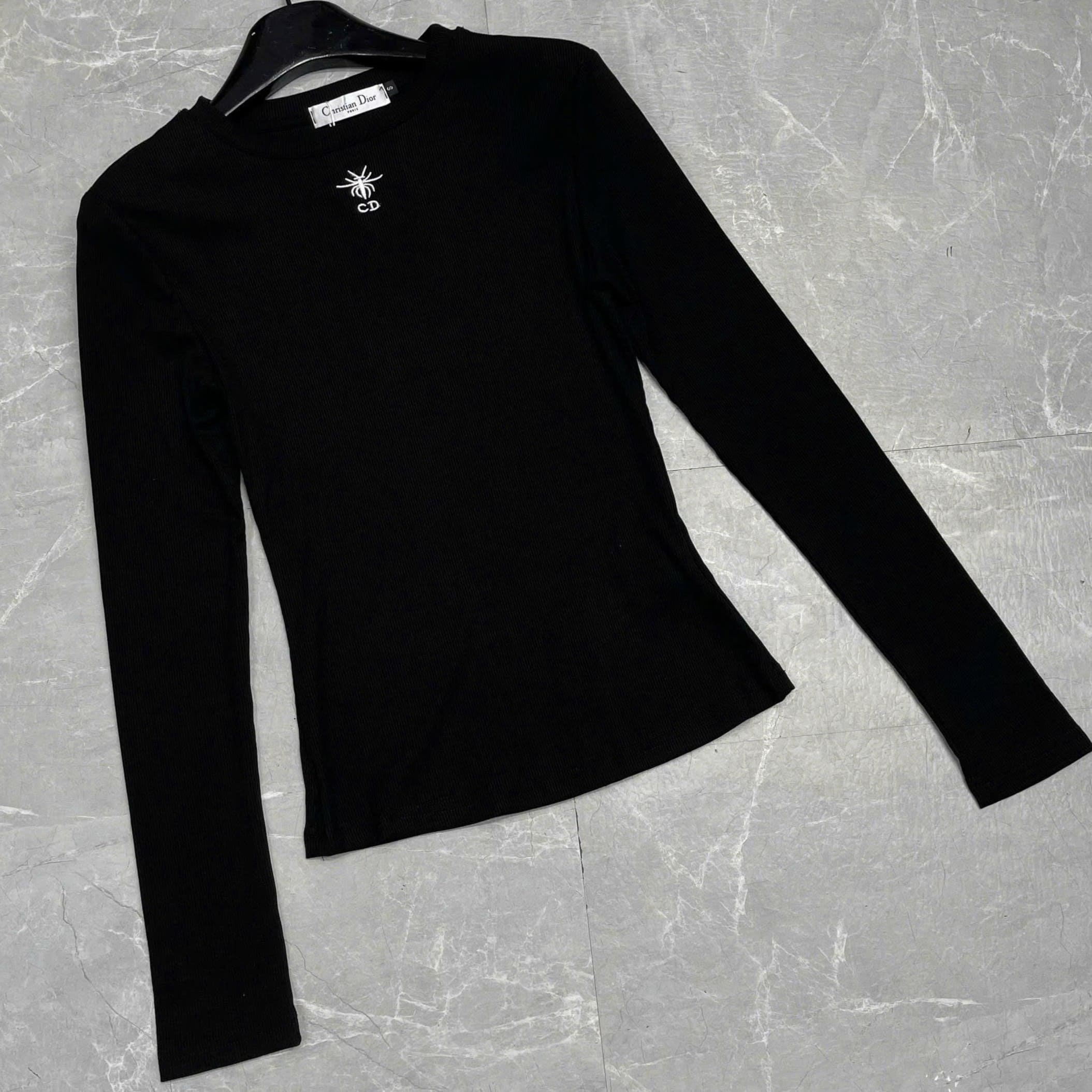 Áo thun ôm nữ tay dài cổ tròn trắng đen Dior 3